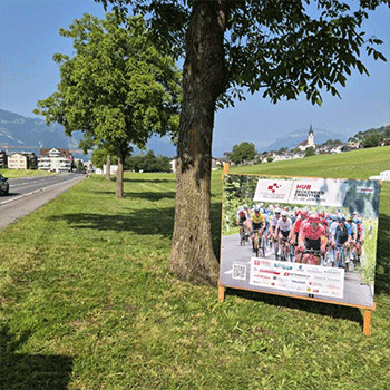 PVC-Banner von WIRmachenDRUCK für die Tour de Suisse 2025