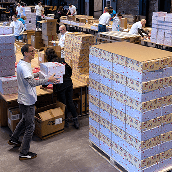 Happy Friday statt Black Friday Pakete packen für einen guten Zweck