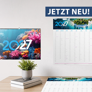 Neue Kalendervorlagen 2027 Neue Kalendervorlagen 2027, zu sehen sind zwei Wandkalender und ein Tischkalender auf einem Schreibtisch