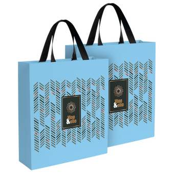 Beidseitig farbig bedruckte Papiertragetasche in M mit Schleifenband, 34 x 39 x 11 cm, 4/0-farbig