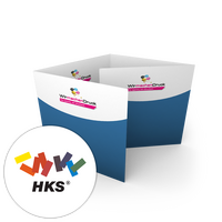 faltblatt-gefalzt-auf-quadrat-105-cm-x-105-cm-8seiter-wickelfalzbeidseitig-bedruckt-44-farbig-2-sonderfarben-hks