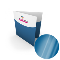 Hochglanz-UV-Lack Faltblatt, gefalzt auf Quadrat 12,0 cm x 12,0 cm, vertikaler Mittelfalz, 4-seitig