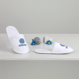 Weisse Hotelslipper mit geschlossener Schuhbrücke und Digitaltransferdruck