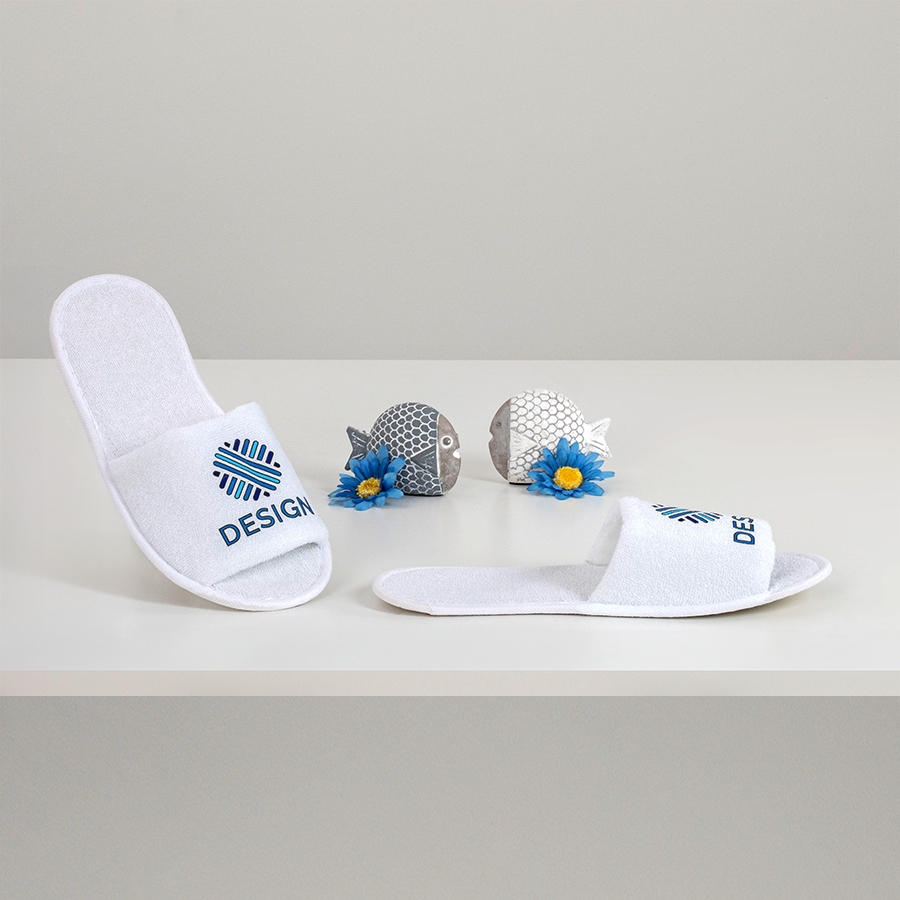 Weisse Hotelslipper mit offener Schuhbrücke und Digitaltransferdruck