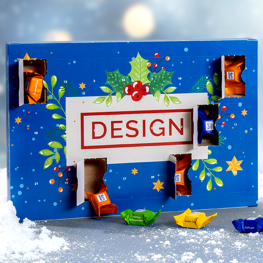 Geöffneter Multi Adventskalender Ritter Sport Schokowürfel, Querformat, bedruckt, in festlicher Umgebung