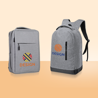 Zwei graue Anti-Diebstahl-Rücksäcke, jeweils frontal mit einem bunten Logo bedruckt