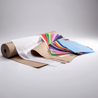 Unterschiedliche Packpapier und Einschlagpapiere auf Bogen oder Rolle