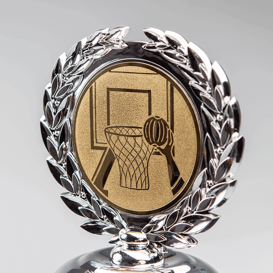Detailansicht eines silbernen Pokals mit Emblem in Basketball-Version, individuell gestaltbar