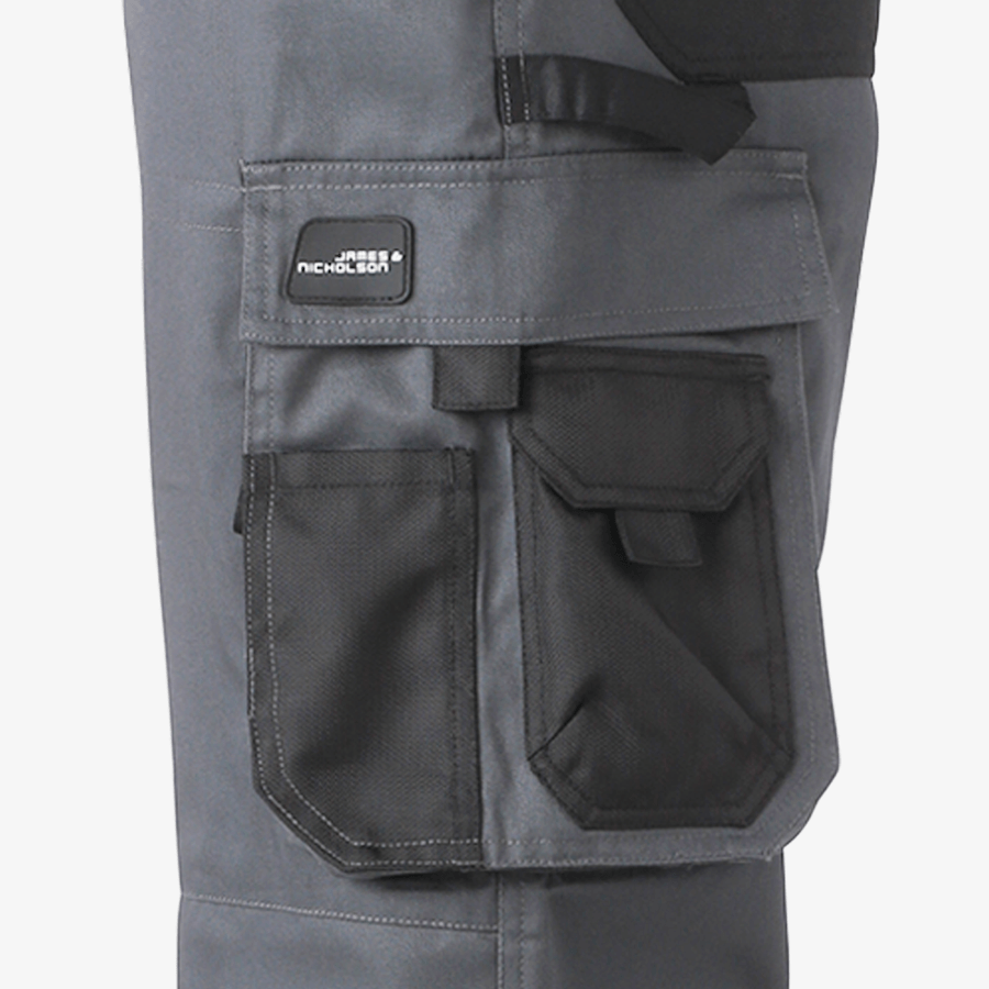 Detailaufnahme einer Premium-Arbeitshose mit Tasche