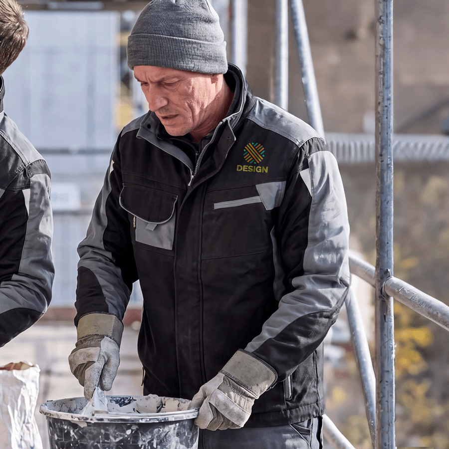 Ein Bauarbeiter auf einem Gerüst trägt eine individuell besticke Premium-Arbeitsjacke