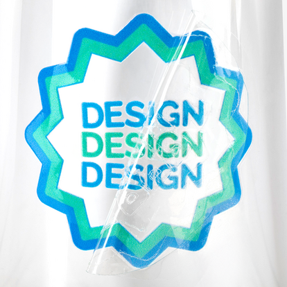 Detailansicht hochtransparenter UV-DTF-Aufkleber im individuellen Design