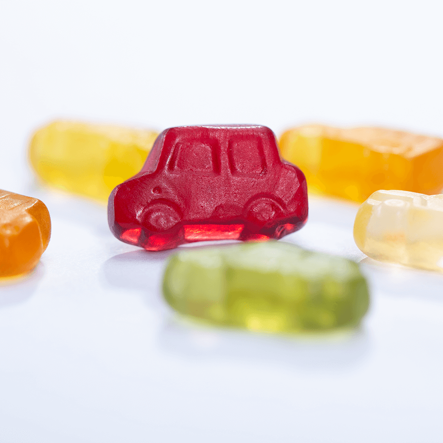 Leckere Fruchtgummi-Autos in den Geschmacksrichtungen Orange, Zitrone, Himbeere, Ananas, Passionsfrucht und Kirsche