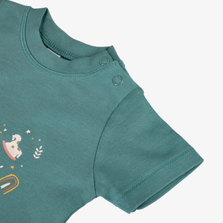Detailansicht bedrucktes Baby-T-Shirt mit geschlossenen Druckknöpfen