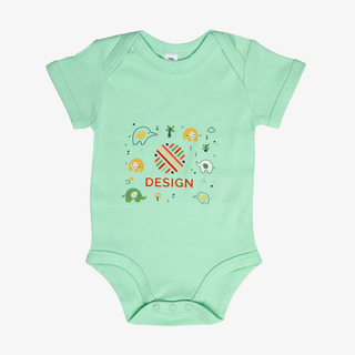 Grüner Organic-Babybody in Kurzarm mit individuellem Druckmotiv auf der Vorderseite