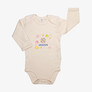 Beigefarbener Organic-Babybody in Langarm mit individuellem Druckmotiv auf der Vorderseite