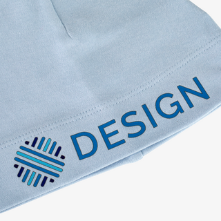 Organische Babymütze in Blau mit individuellem Druck in der Detailansicht