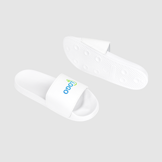 Weisse Badelatschen mit breitem Riemen, auf dem linken Schuh bedruckt mit Logo, mit geriffelter Sohle