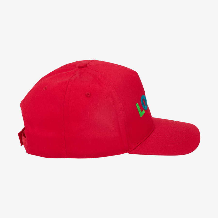 Seitenansicht einer roten Basic-Twill-Baseballcap mit Klettverschluss