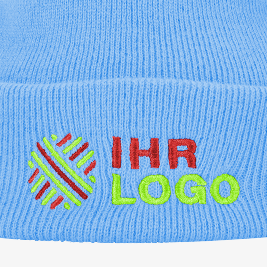 Blaue Beanie individuell bestickt, Detailansicht mehrfarbige Stickerei