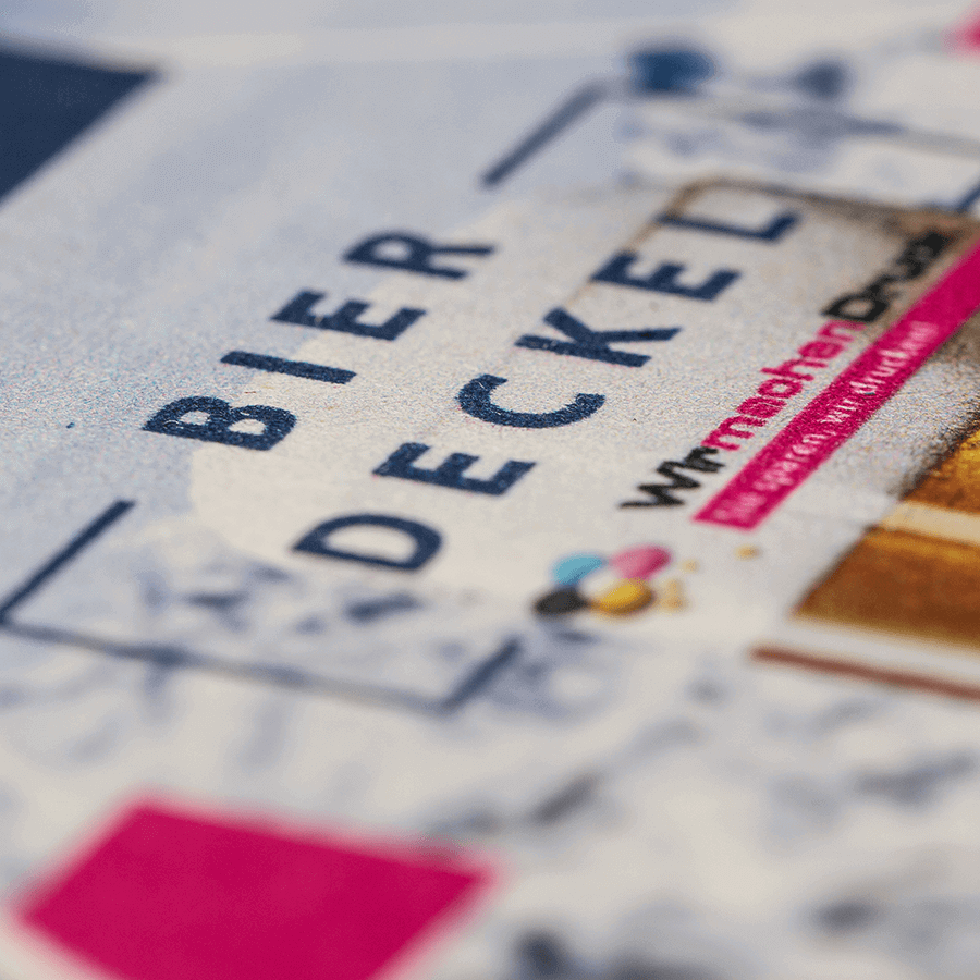 Ausschnitt eines individuell bedruckten sechseckigen Bierdeckels