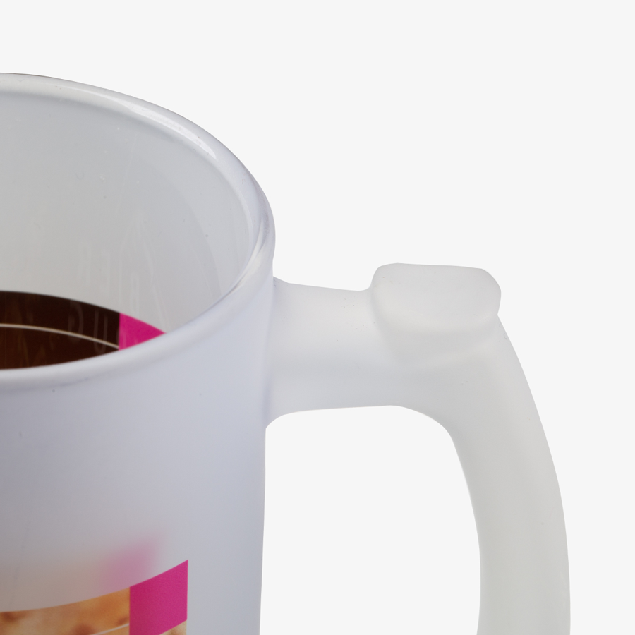 Detailansicht eines satinierten Bierkruges mit individuellem Druck