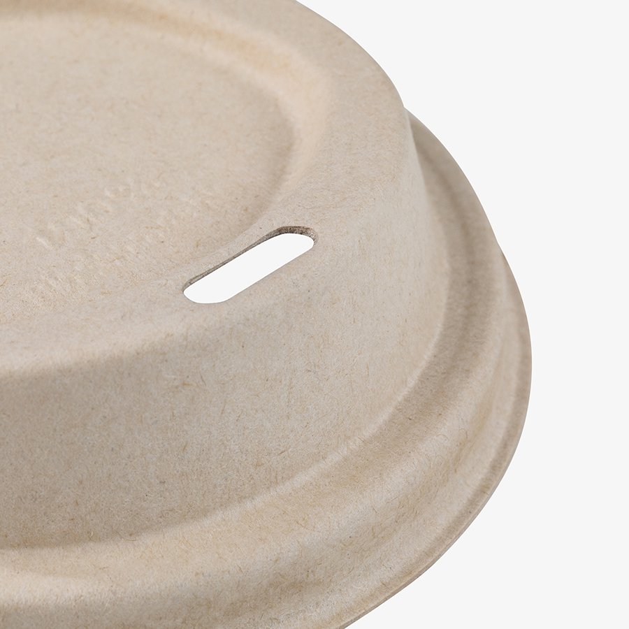 Detailansicht Trinkloch und Material eines naturbraunen To-go-Deckels aus Biopappe (Durchmesser 90 mm)