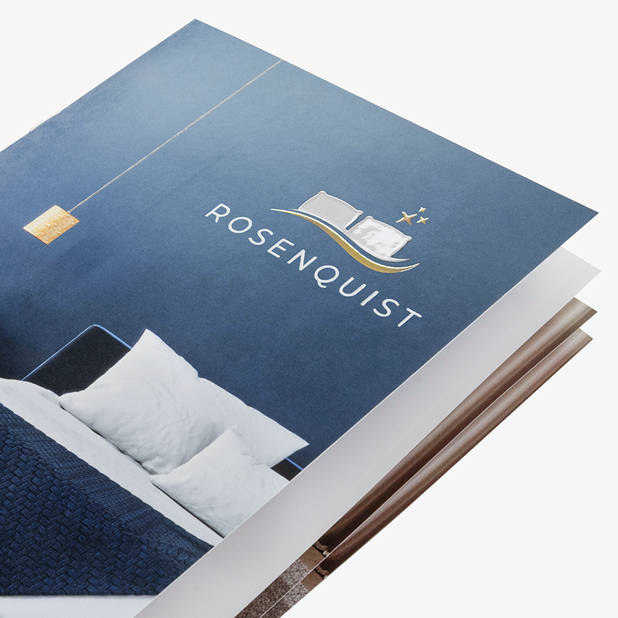 Blaue DIN-A5-Broschüre mit Drahtheftung im Hochformat, Detailansicht