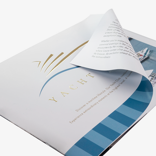 Broschüre mit Drahtheftung, mit Exklusiv-Veredelung in Gold, im Querformat, Detailansicht