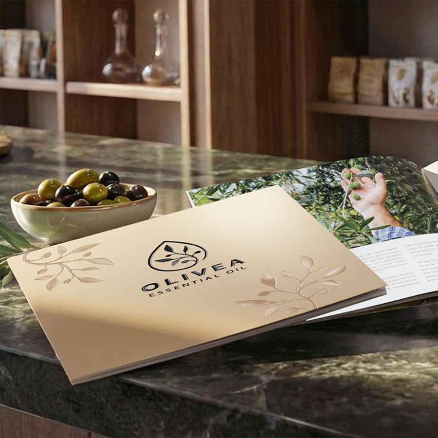 Quadratische Broschüre mit Drahtheftung in Beige, veredelt mit schwarzem Relieflack