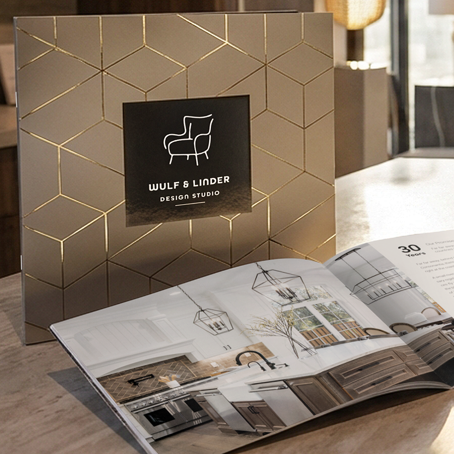 Veredelte, quadratische Broschüre mit Drahtheftung auf einem Tisch