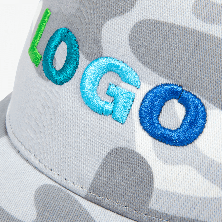 Detailansicht Trucker-Camo-Snapback-Cap in Grau-Schwarz mit 3D-Stickerei