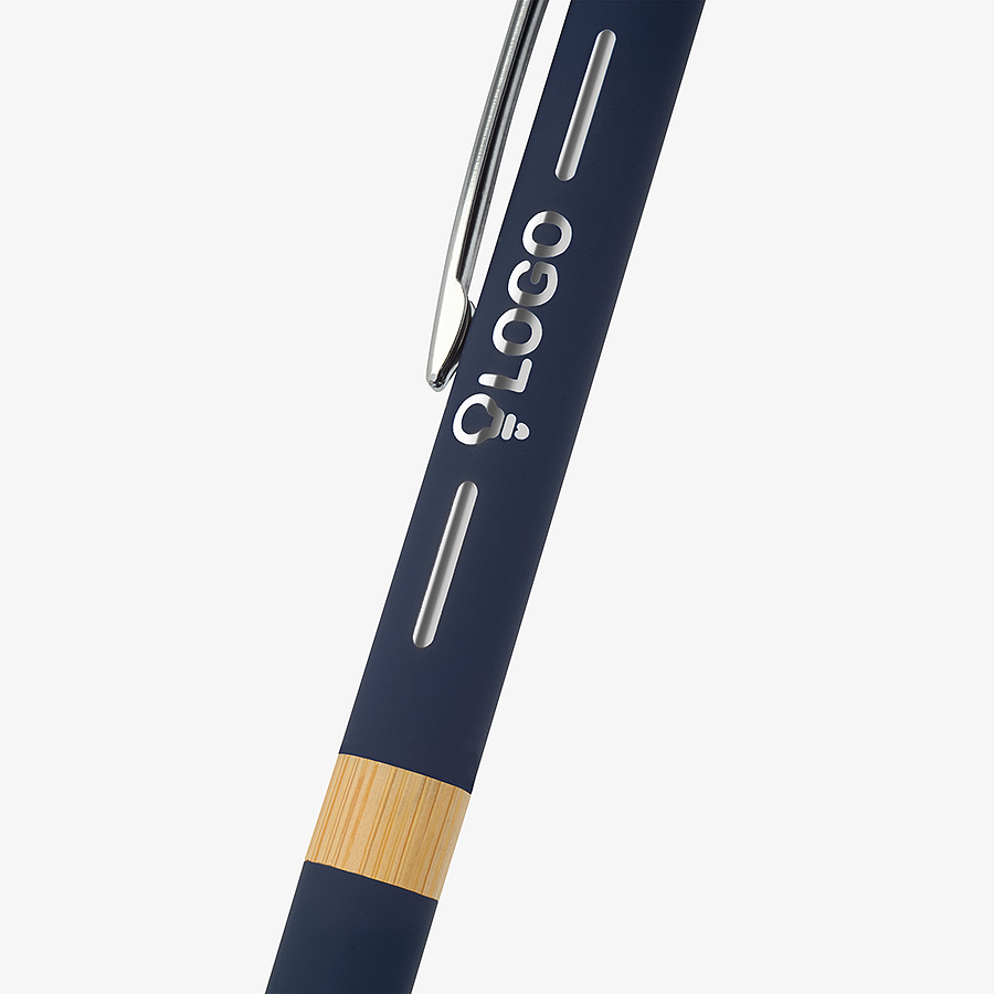 Dunkelblauer Bambus-Softtouch-Kugelschreiber Chroma mit Gravur auf dem Schaft in der Detailansicht