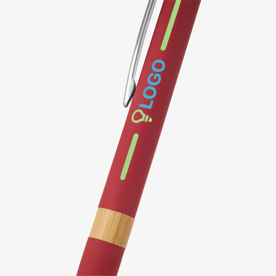 Roter Bambus-Softtouch-Kugelschreiber Chroma mit UV-LED-Druck auf dem Schaft in der Detailansicht