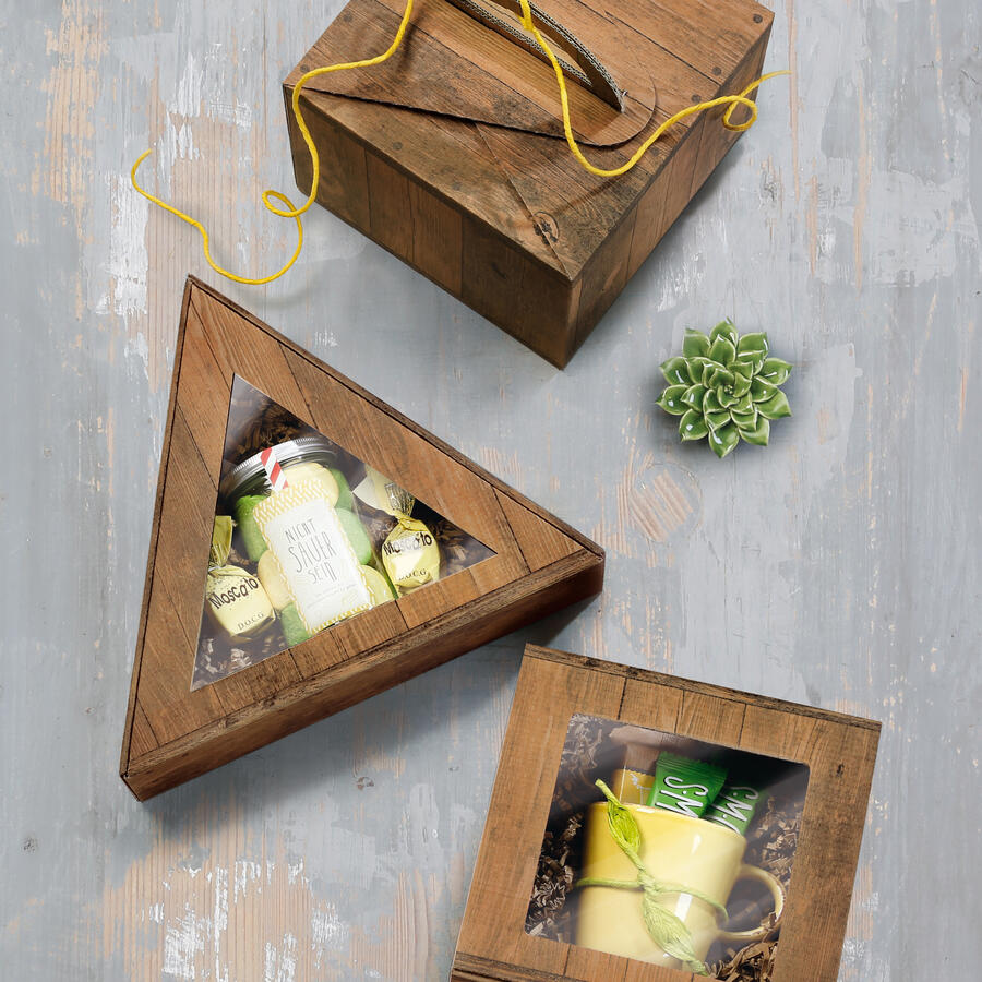 Dreieckige Geschenkbox in Holzoptik mit Sichtfenster im Format 29,1 x 28,8 x 7,4 cm mit Inhalt