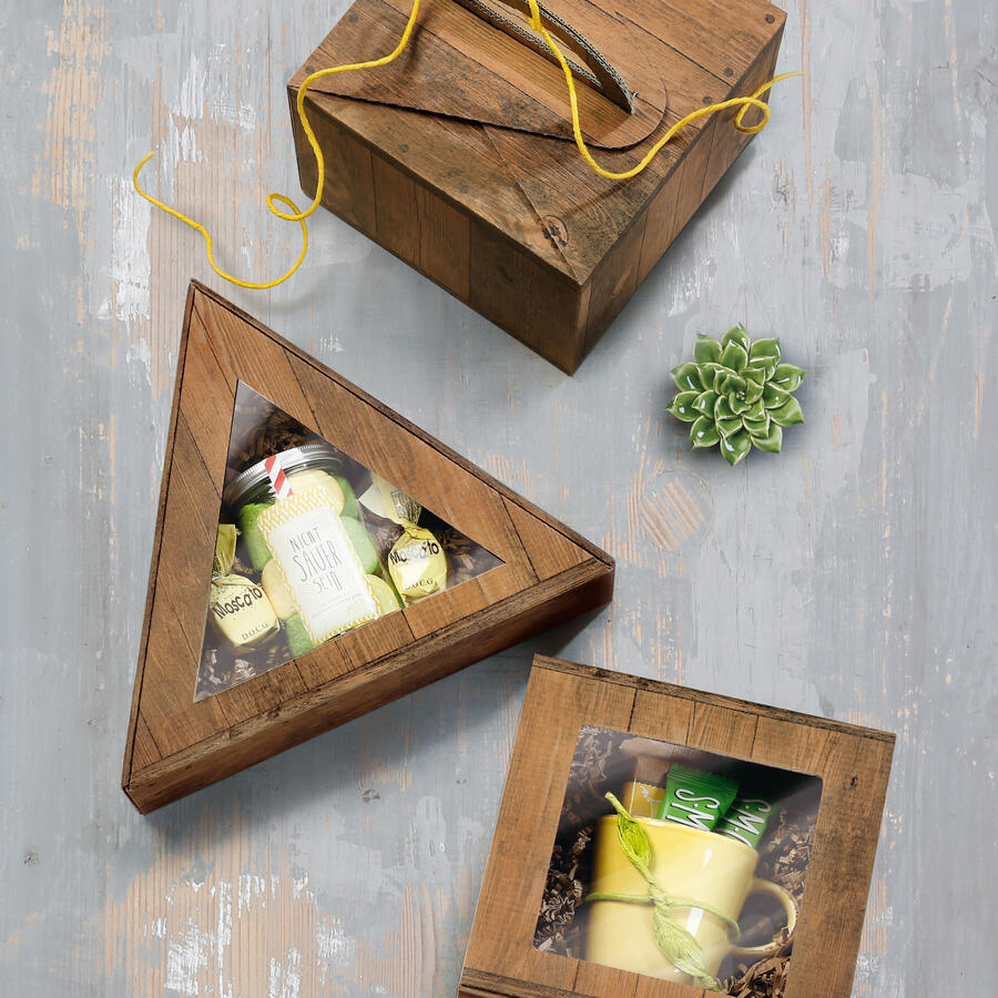 Dreieckige Geschenkbox in Holzoptik mit Sichtfenster im Format 29,1 x 28,8 x 7,4 cm mit Inhalt