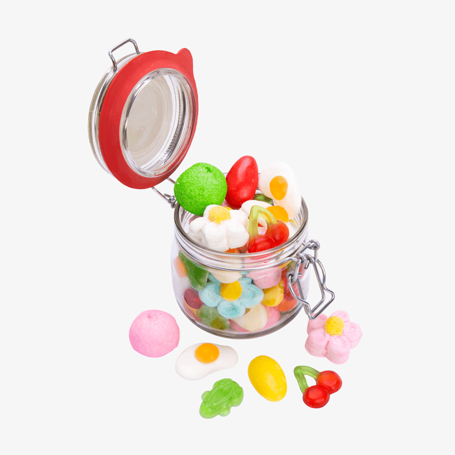 Bunter Mix von Fruchtgummis im Einmachglas mit geöffnetem Deckel