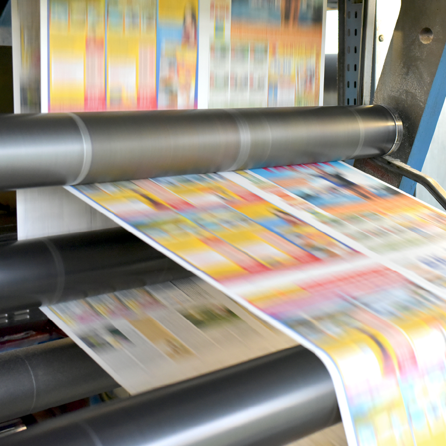 Endlosdruck mit moderner Rollenoffsetdruckmaschine in einer Zeitungsdruckerei