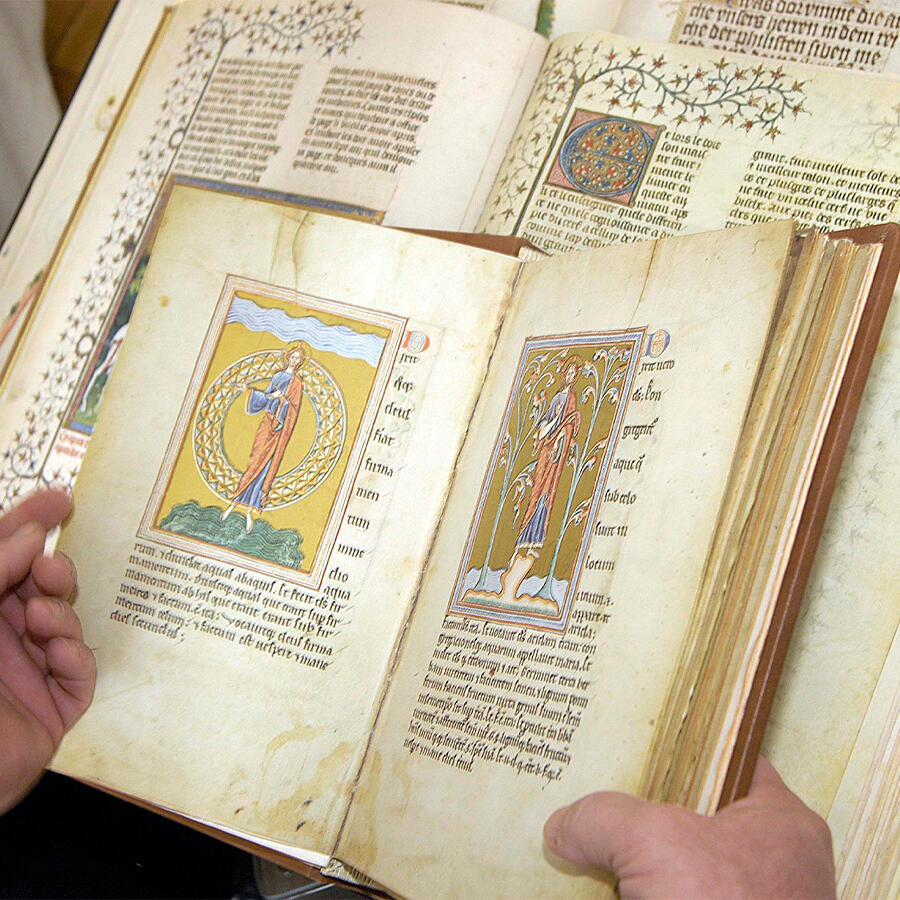 Faksimiles mit Buchmalereien und kunstvoller Initiale in aufgeschlagener Ansicht