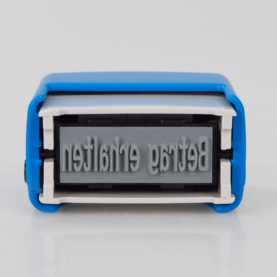 Detailaufnahme eines blauen Automatik Fertigstempels, vorgefertigt