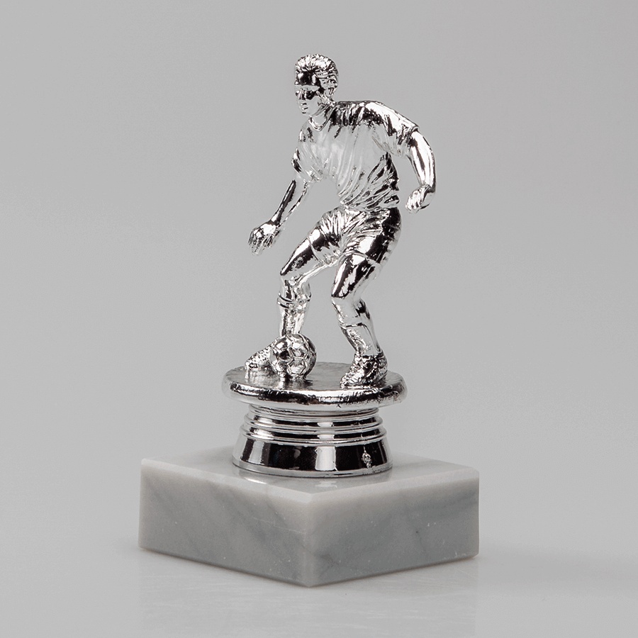 Hochwertiger Fussballpokal in Silber mit individuell gravierbarem Sockelschild