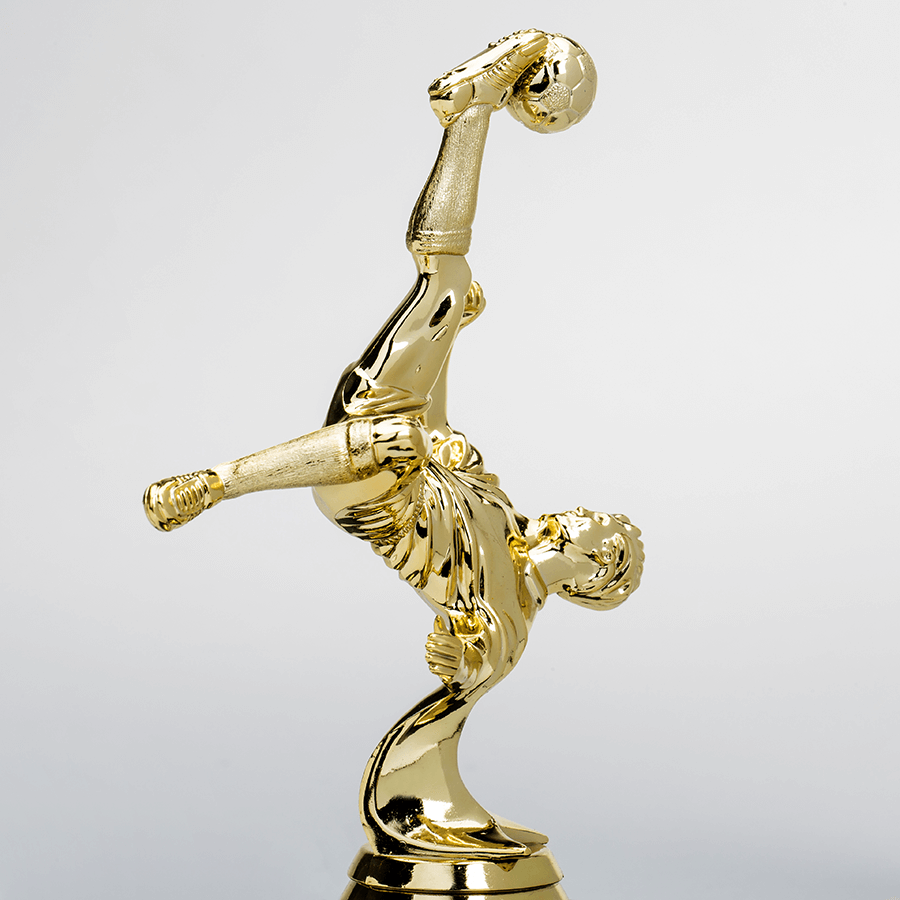 Hochwertiger Fussballpokal in Gold, individuell graviert per Lasergravur auf dem Sockelschild