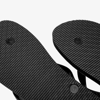 Detailansicht Flip-Flops mit schwarzer Sohle und schwarzem PVC-Riemen