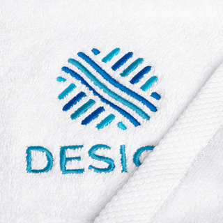 Detailansicht weisses Premium-Gästehandtuch mit individueller Stickerei in Top-Qualität