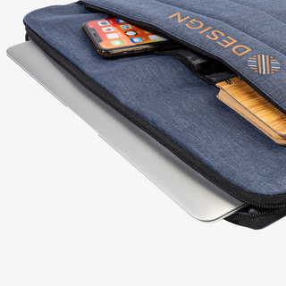 Detailansicht gepolsterte Laptophülle aus recyceltem Canvas (blau) mit Aufdruck