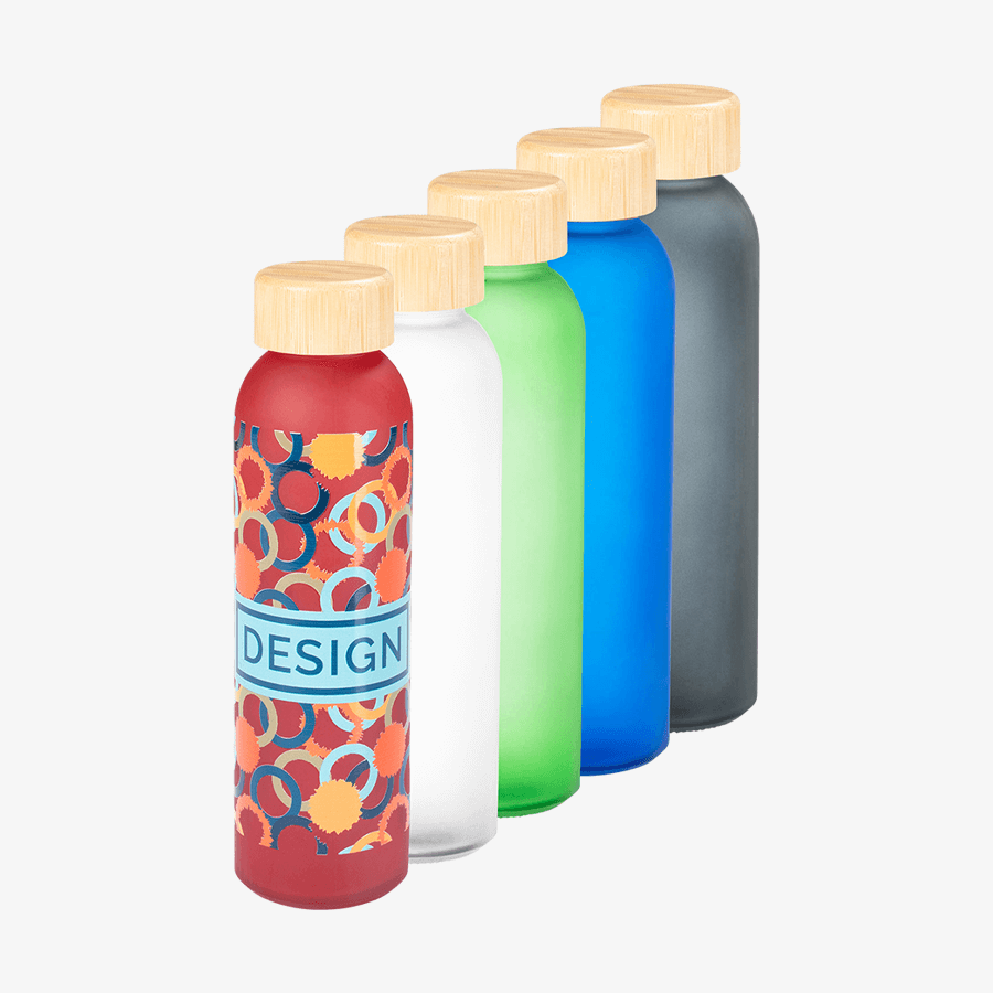 Mehrere Glasflaschen à 500 ml in verschiedenen Farben mit Bambusdeckel, eine Flasche aussen bedruckt mittels UV-LED-Druck