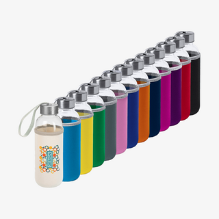 Glasflaschen mit im Digitaltransferdruck bedruckter Neoprenhülle in vielen verschiedenen Farben, inklusive Trageschlaufe am Deckel 