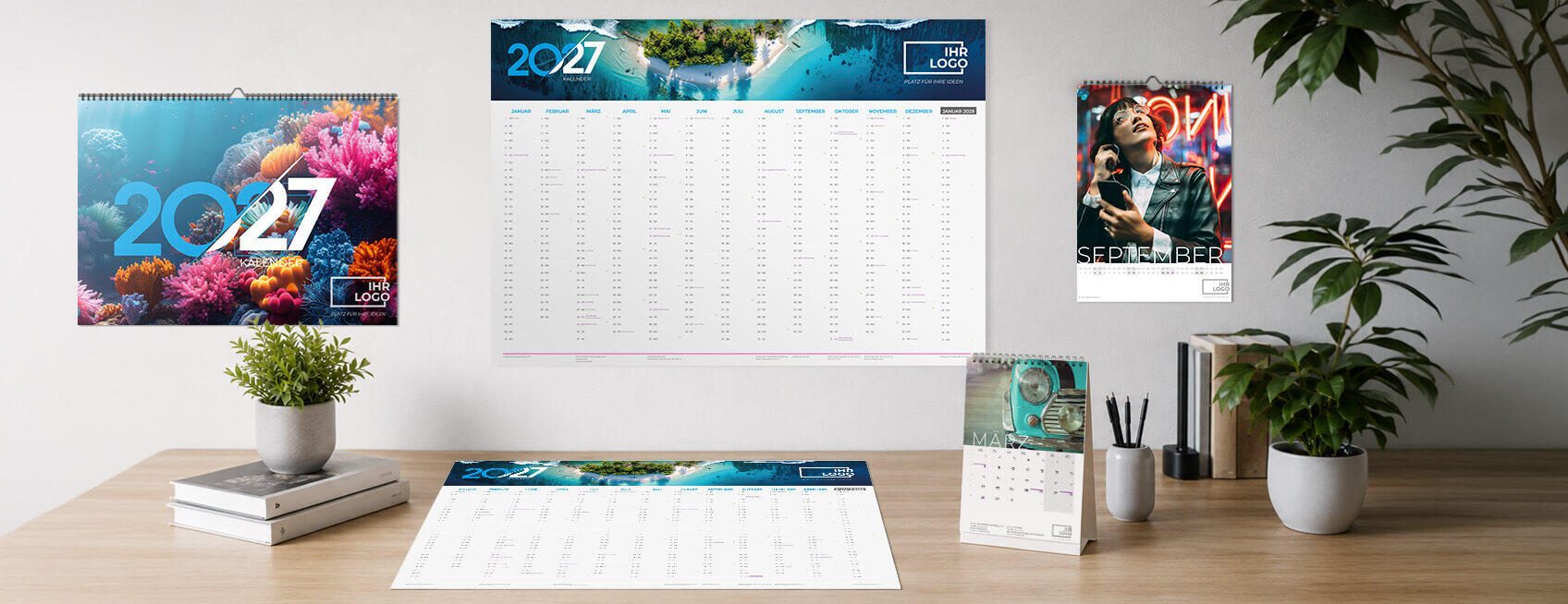Mehrere gedruckte Kalender, gestaltet mit Kalendervorlagen, stehen und hängen in einem Büro