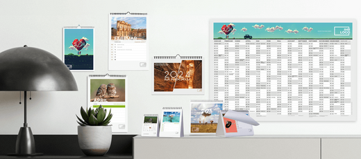 Headerbild Kalendervorlagen 2024 Sideboard mit Kalendern