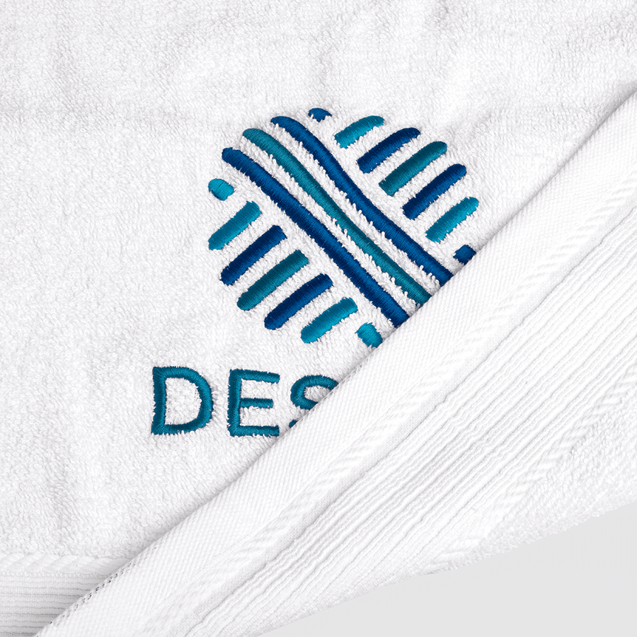 Detailansicht weisses Handtuch aus recycelter Baumwolle mit individueller Stickerei