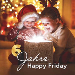 6 Jahre Happy Friday: zwei Kinder, die fröhlich in ein Geschenkpaket hineinschauen